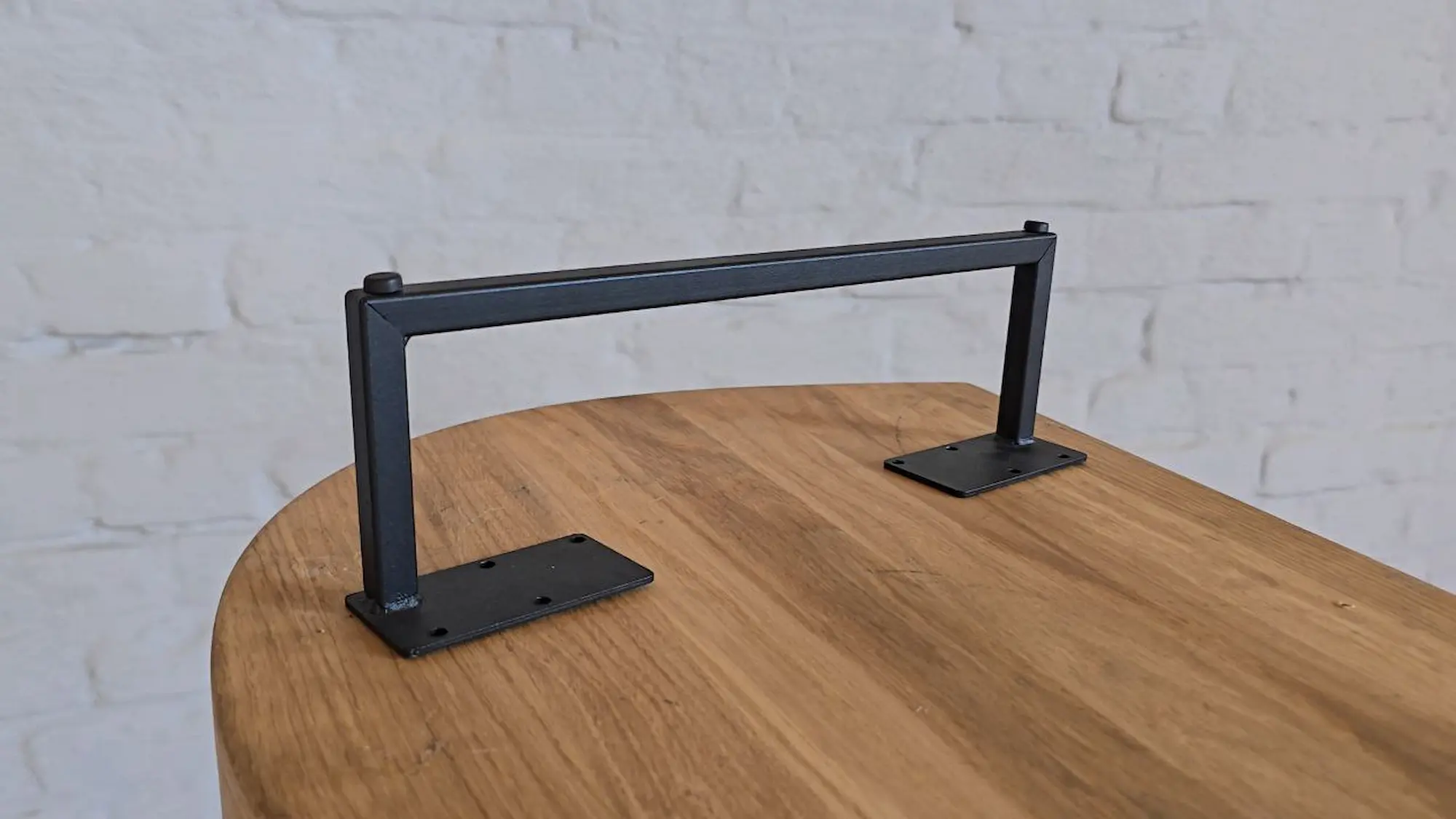 Меблева фурнітура та комплектуючі